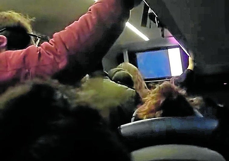 Imagen de pasajeros de pie.