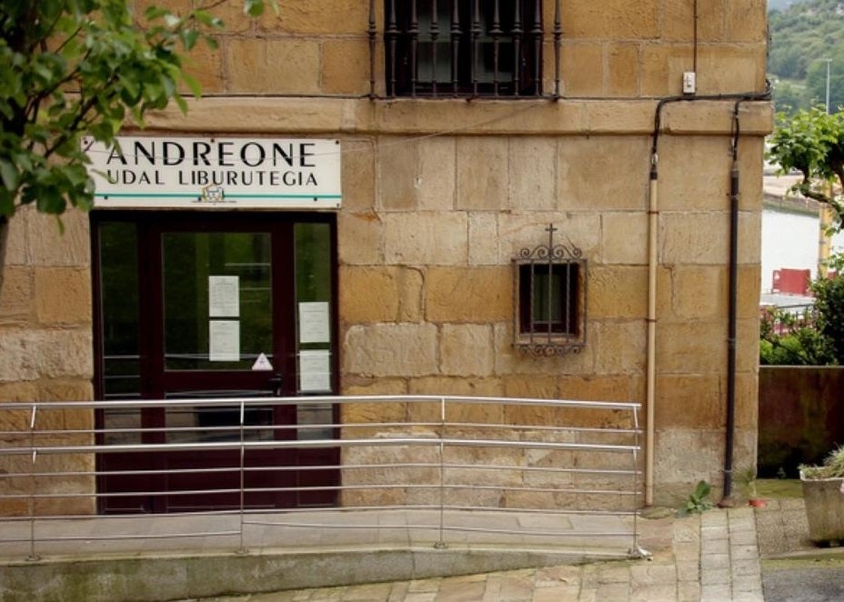 Entrada principal de la biblioteca municipal de Lezo.