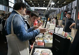 Bigarren egunez, Landakoko ateak 10.30ean zabaldu eta bisitariak erakusmahaietara zuzendu dira.