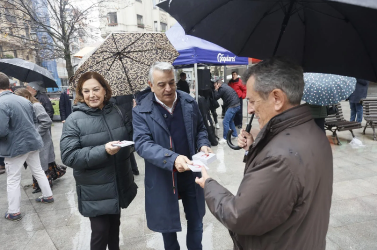 De Andrés reparte ejemplares de la Constitución en la bilbaína plaza Jado.