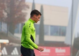 Sergio Gómez juguetea con el balón en Valdebebas durante el entrenamiento de ayer.