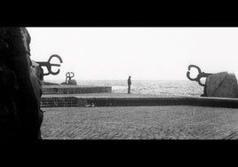 Eduardo Chillida anteel Peine del Viento, eje de la obra que sepresentará este domingo.