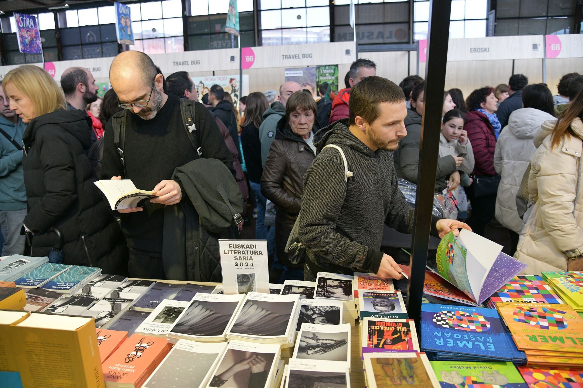 Jende ugari Durangoko Azokan, eguraldi txarra gorabehera