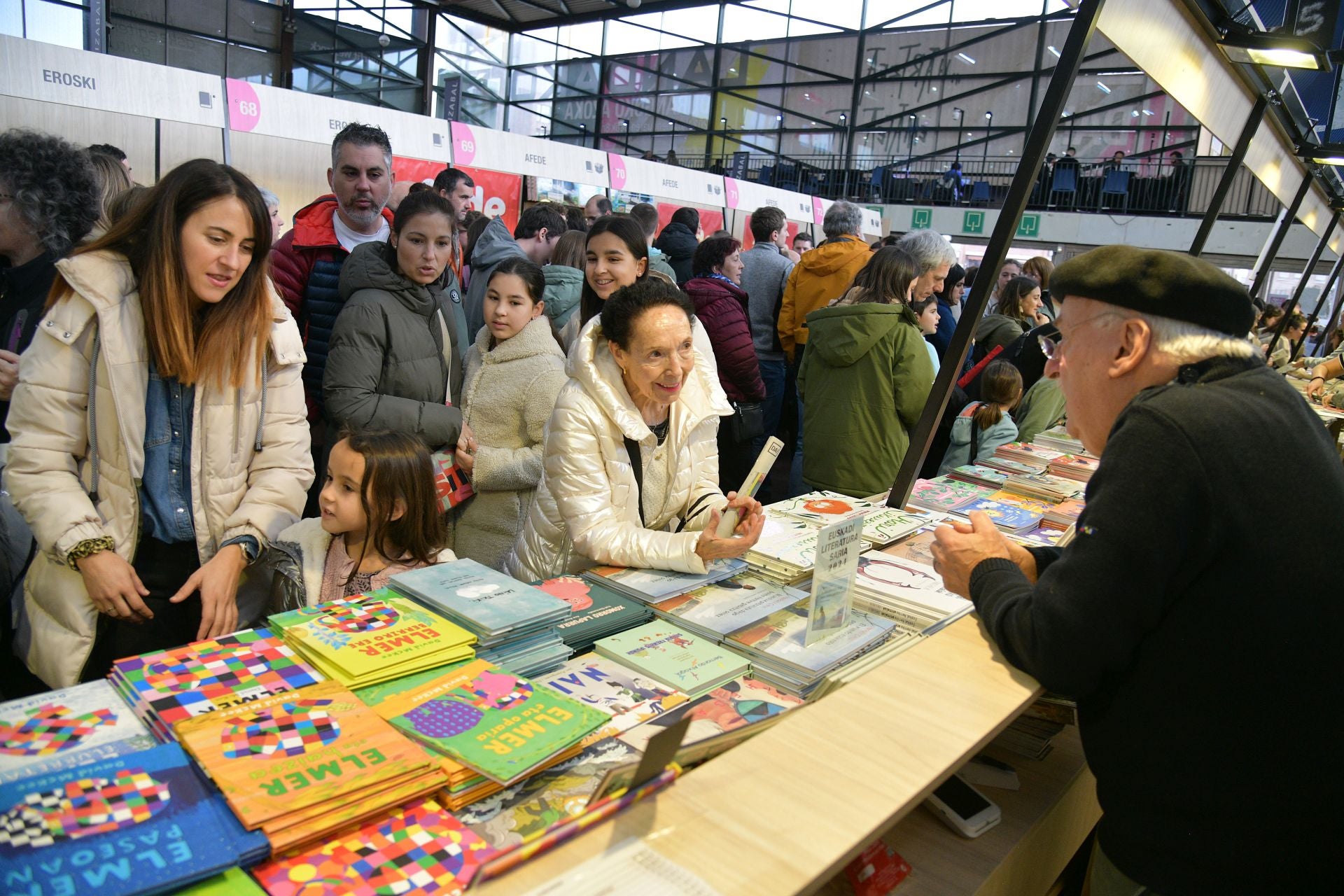 Jende ugari Durangoko Azokan, eguraldi txarra gorabehera