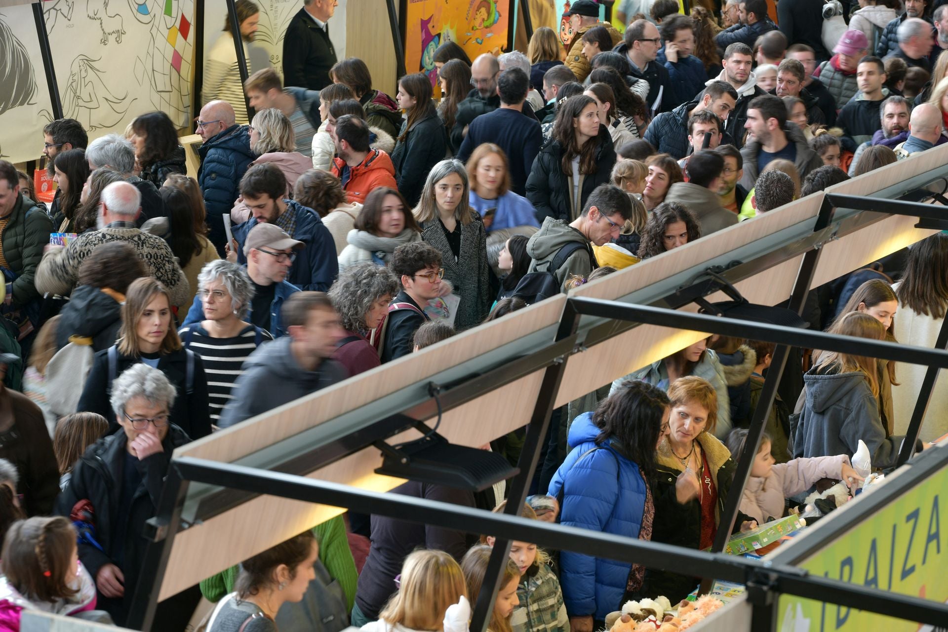 Jende ugari Durangoko Azokan, eguraldi txarra gorabehera