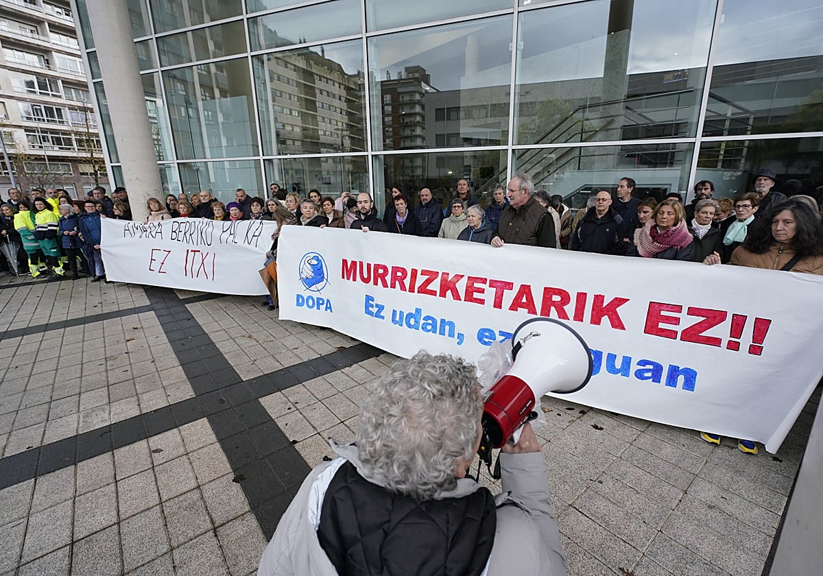 Concentración de protesta celebrada este sábado ante el ambulatorio de Amara Berri.
