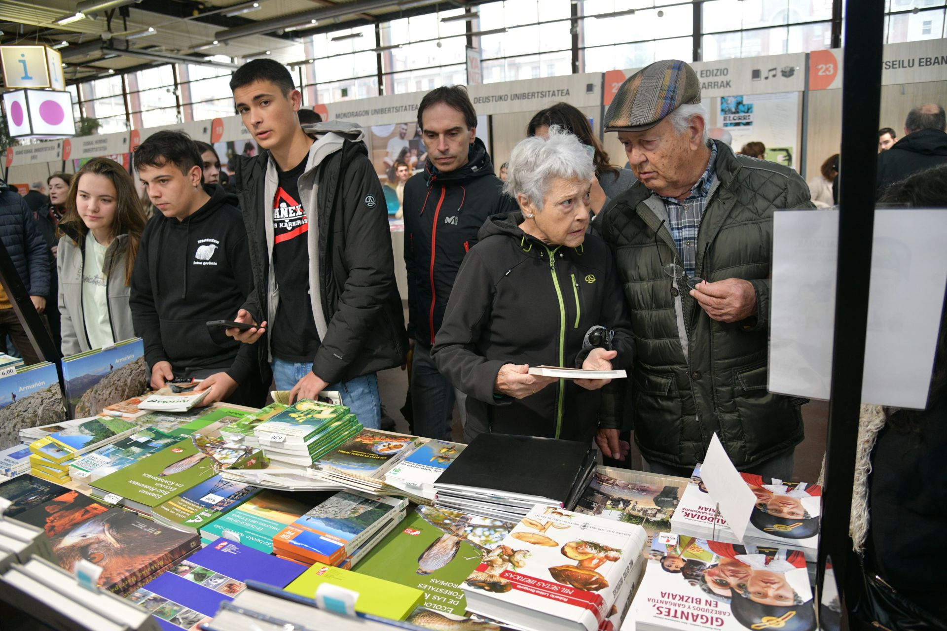 Jende ugari Durangoko Azokan, eguraldi txarra gorabehera