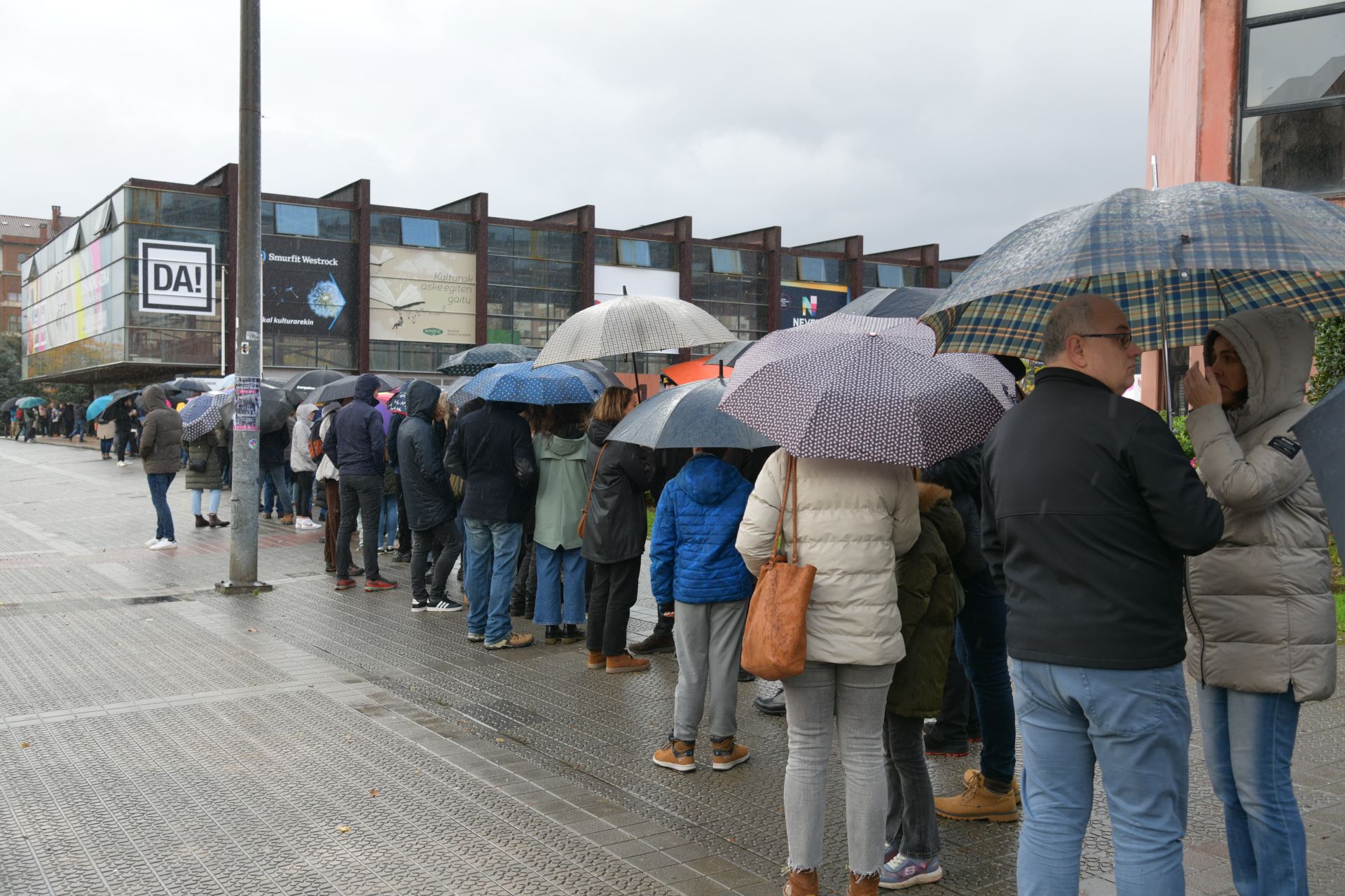 Jende ugari Durangoko Azokan, eguraldi txarra gorabehera