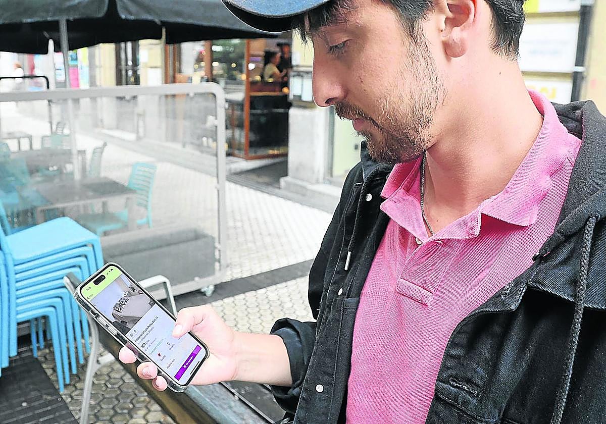 Uno de los estafados mira el anuncio de la habitación que supuestamente había alquilado a través de Idealista.