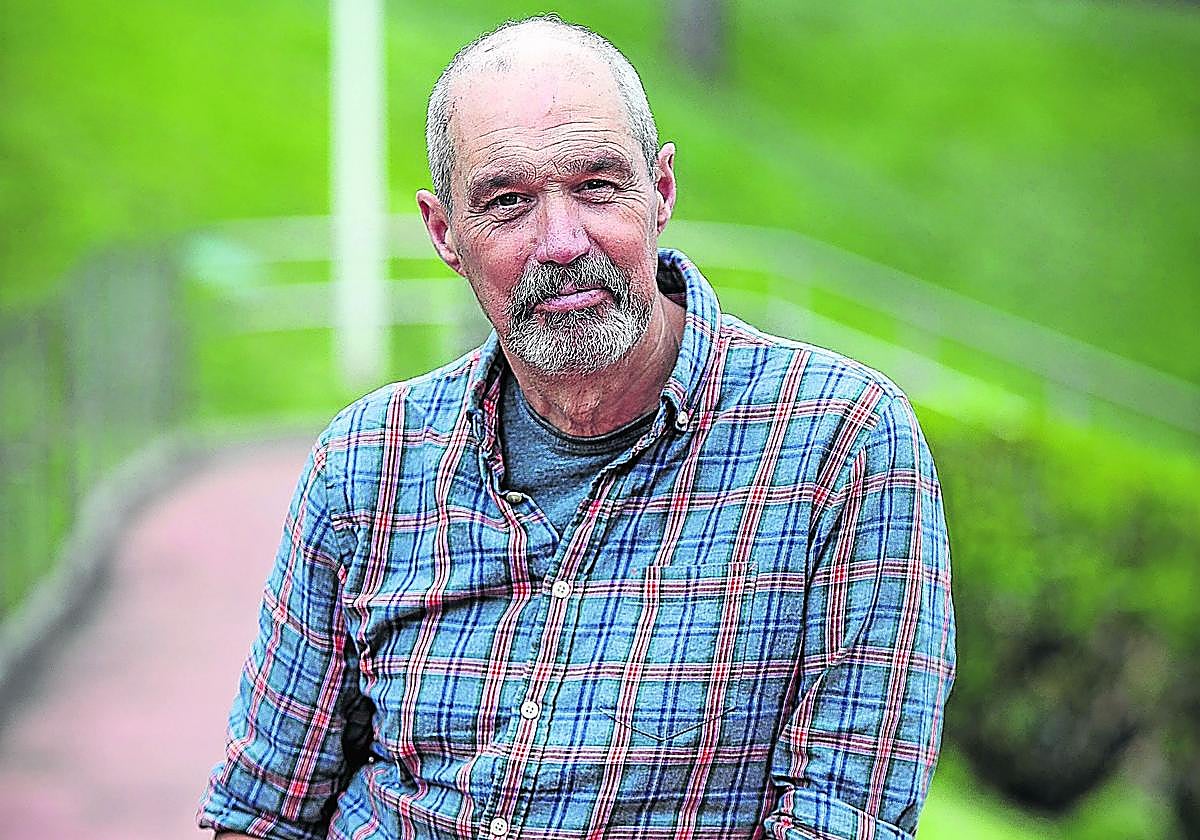 El sociólogo Imanol Zubero posa en un parque.