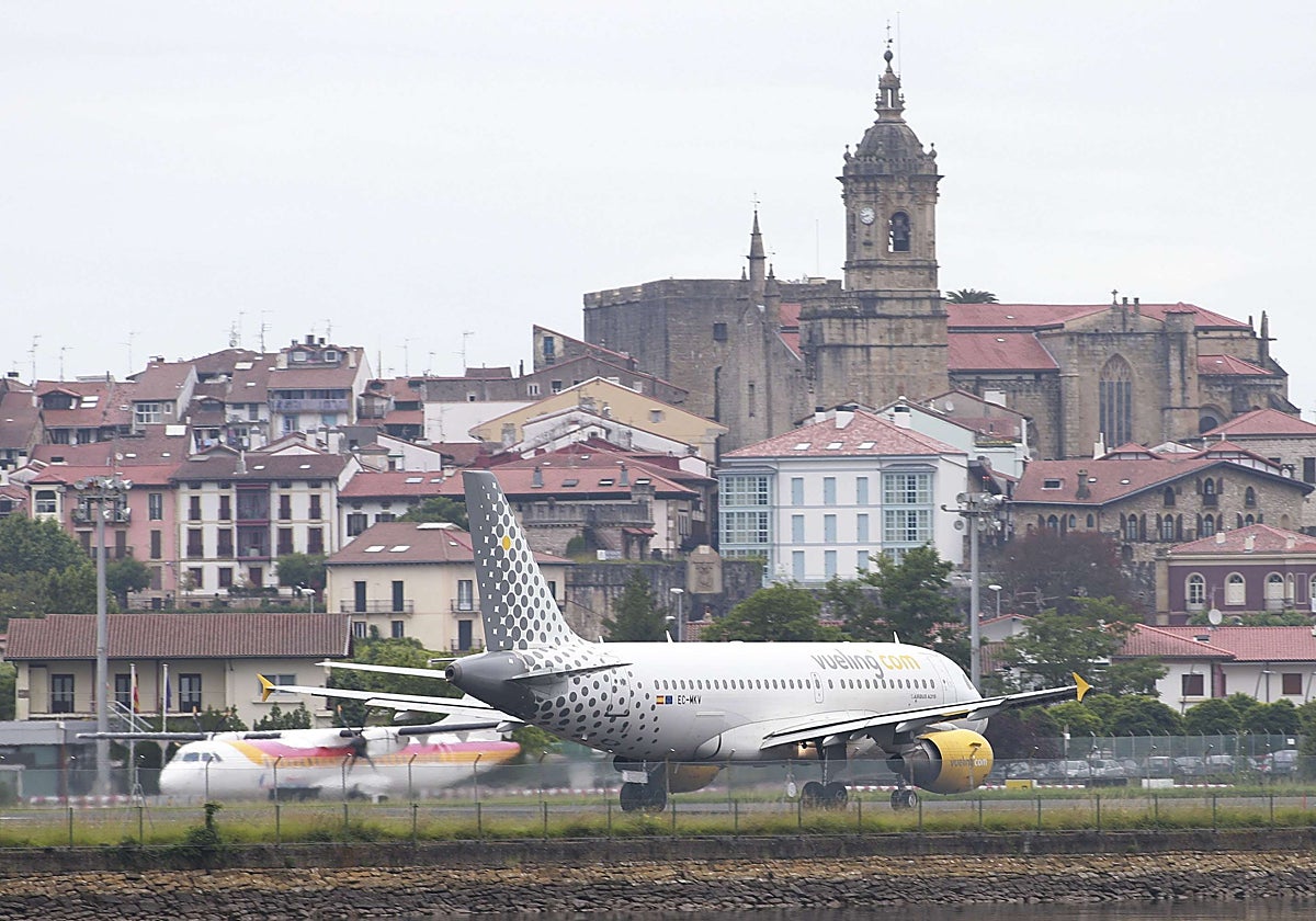 Un avión de Vueling procedente de Barcelona es el único que ha aterrizado en Hondarribia este puente.