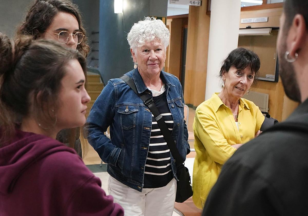 Jesusa, al salir de clase, junto a otros compañeros.