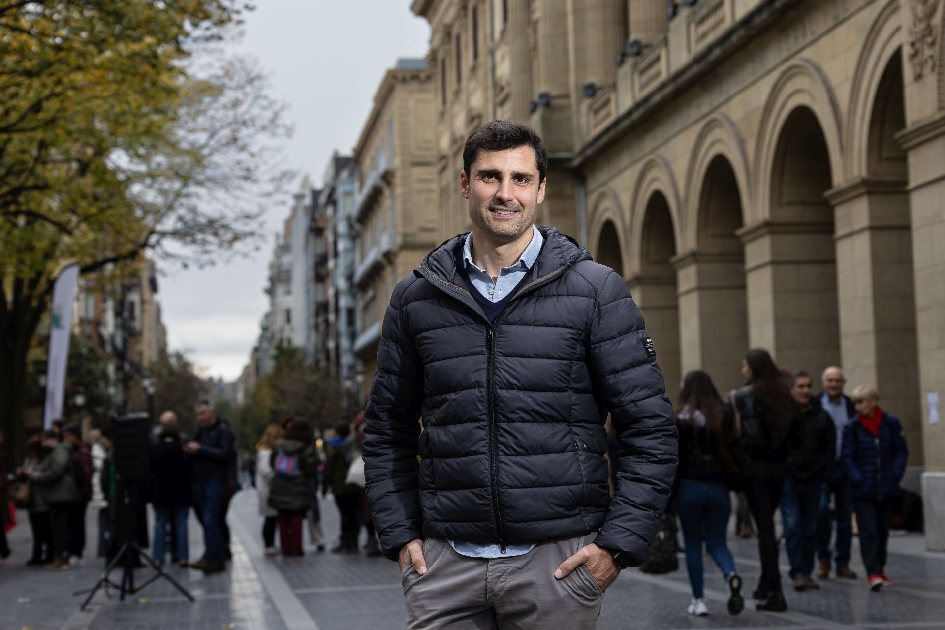 Mikel Lezama posa ante la fachada del edificio de la Diputación de Gipuzkoa.