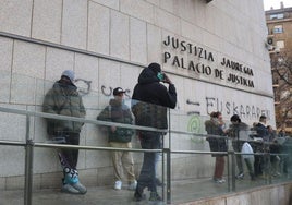 'Riders' de Glovo a las puertas de los juzgados de Donostia donde se celebra el primer gran juicio contra la multinacional en Gipuzkoa.