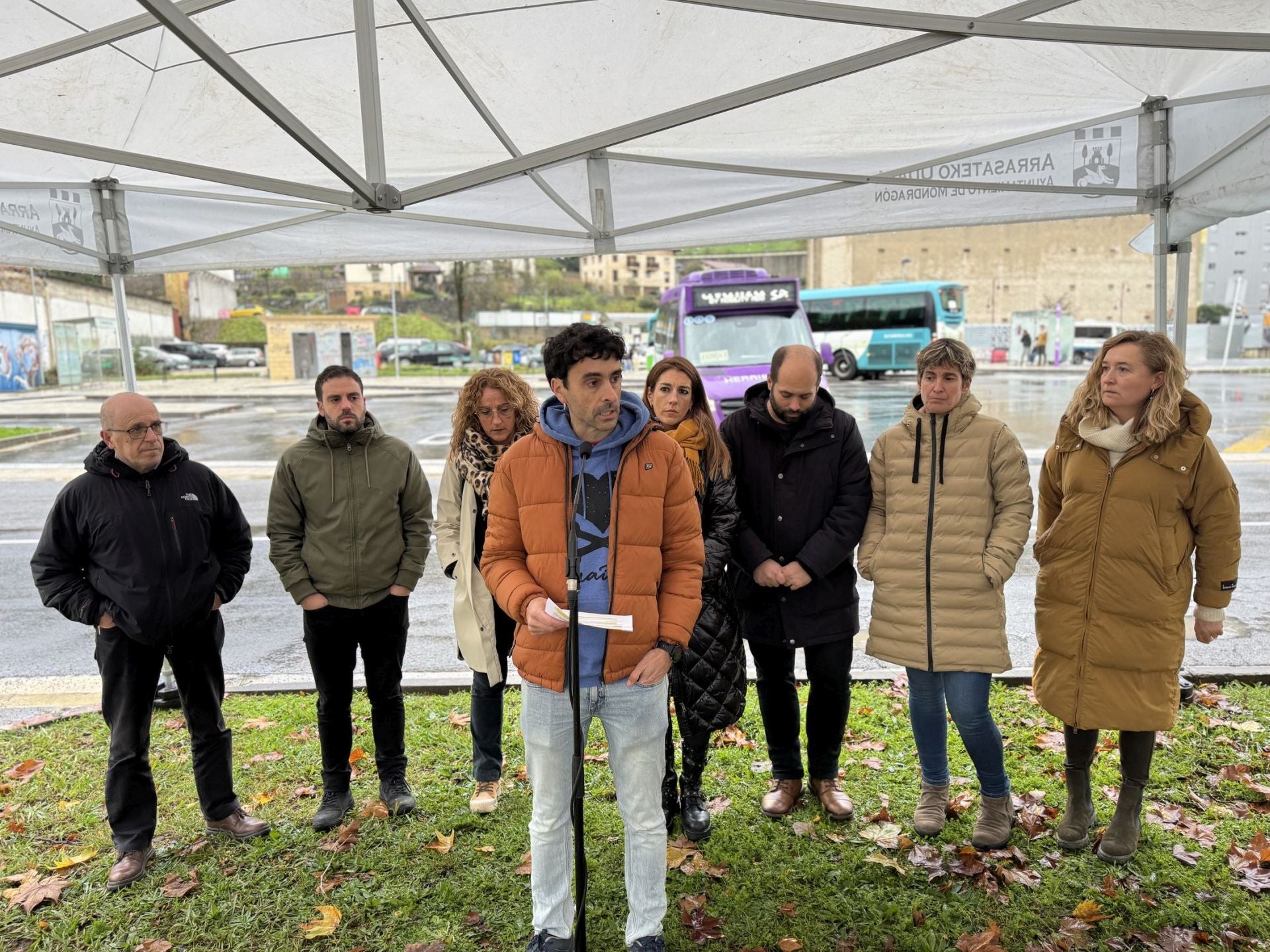 Garikoitz Iturbe, alcalde de Aretxabaleta, junto con el resto regidores.