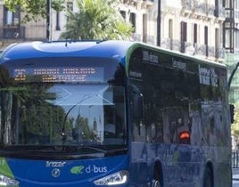 Un herido leve tras golpear un autobús de Dbus dos vehículos aparcados en Herrera