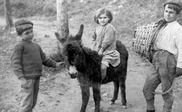 Niños de un caserío de Gipuzkoa a principios del pasado siglo.