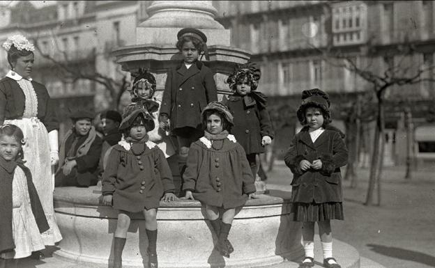 Un grupo de menores de clase acomodada de Donostia con su niñera a principios del pasado siglo..