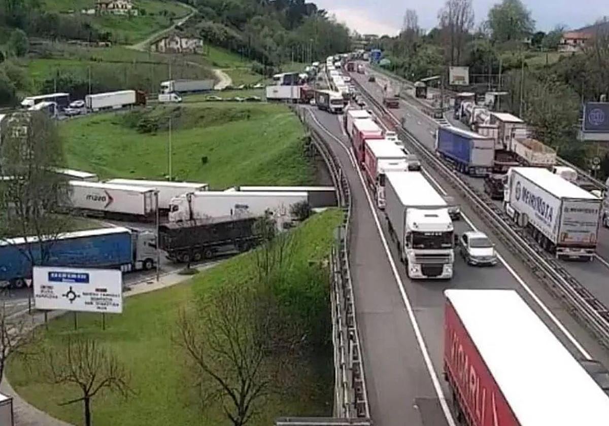 Imagen de archivo de retenciones en la AP-8 y en la zona de Zaisa, en Irun.