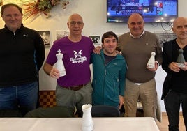 Organizadores del torneo y premiados posan tras la entrega de trofeos en el bar de Mintxeta.