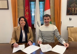 La diputada Azahara Domínguez y el alcalde Mikel Arruti firman el convenio.