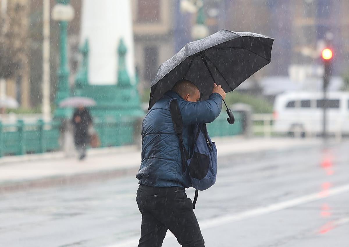 Imagen secundaria 1 - Una gélida madrugada da paso al aviso amarillo por nieve a 600 metros en el interior