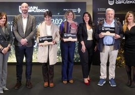 Leire Arandia, en el centro, junto con el resto de galardonados y representantes.