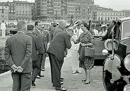 Franco y señora, en el puerto donostiarra.