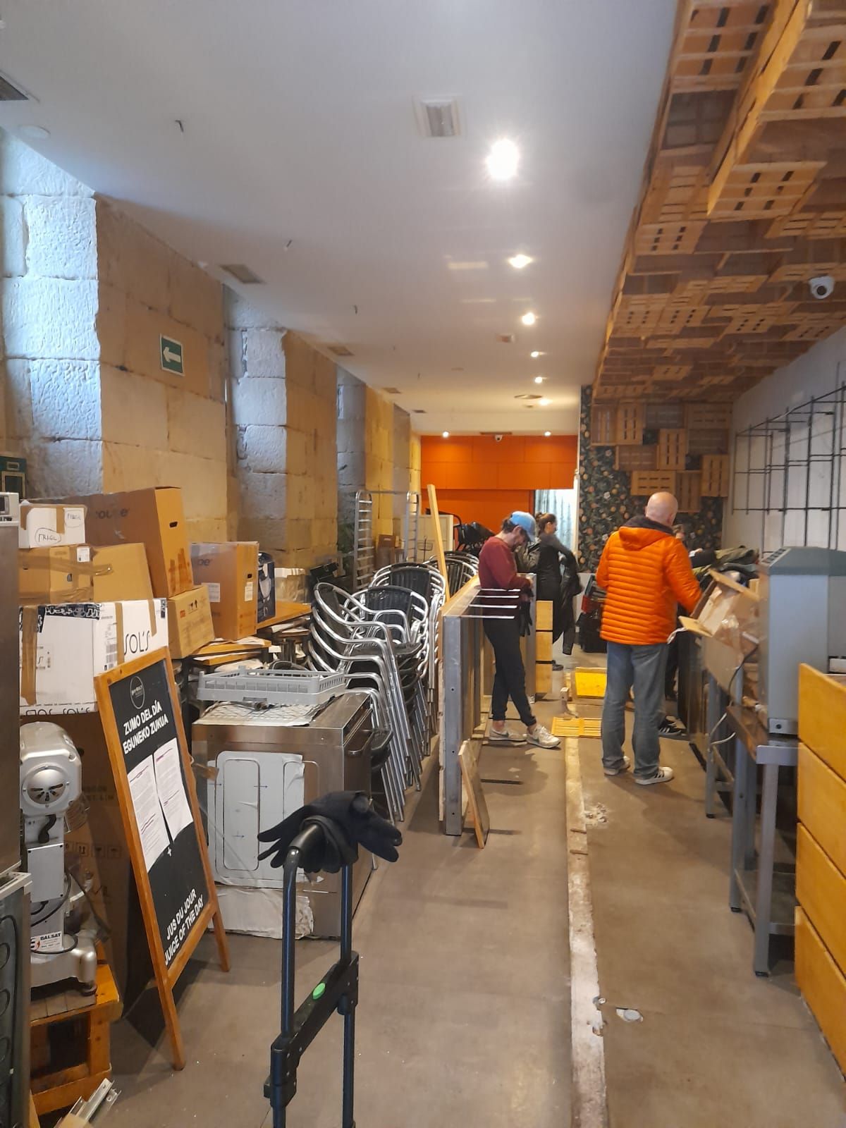 Imagen principal - La segunda vida de una cafetería donostiarra en Paiporta