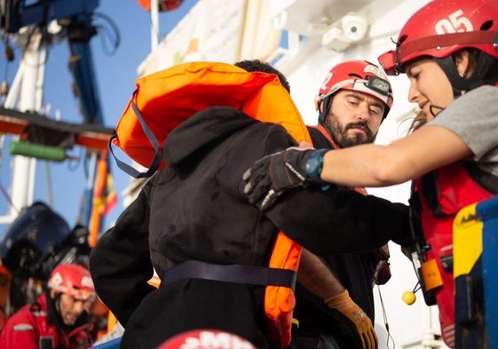 El Aita Mari rescata a uno de los 53 varones encontrados en el Mediterráneo.