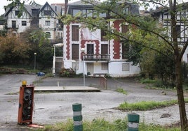 Parcela de la avenida de Ategorrieta 16 actualmente abandonada que acogió en la villa Alorenea la sede central de Cruz Roja de Gipuzkoa.