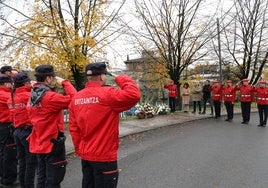 Homenaje a los agentes González y Mendiluze en la Ertzainetxea de Beasain, este martes.