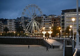 Noria ubicada en el Paseo de La Concha donostiarra con ocasión de las navidades.