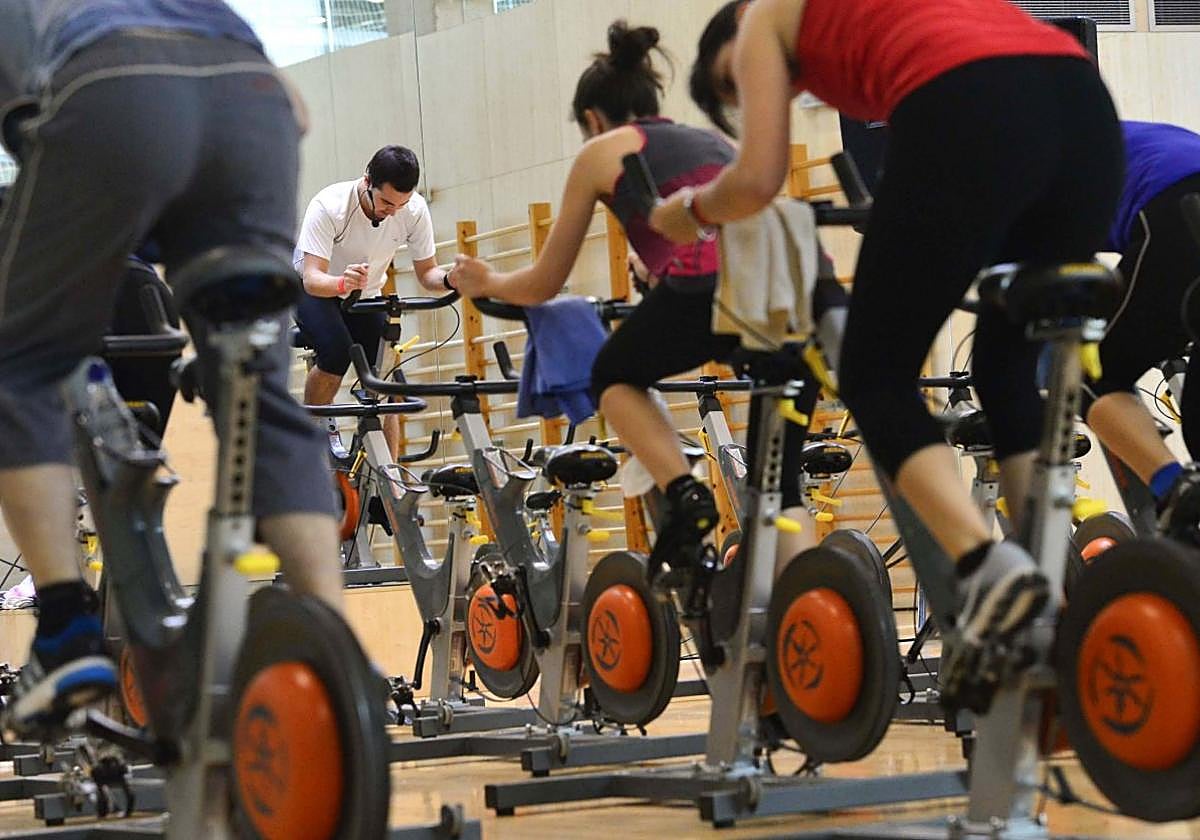 Imagen correspondiente a una clase de cycling en el polideportivo Usabal de Tolosa.