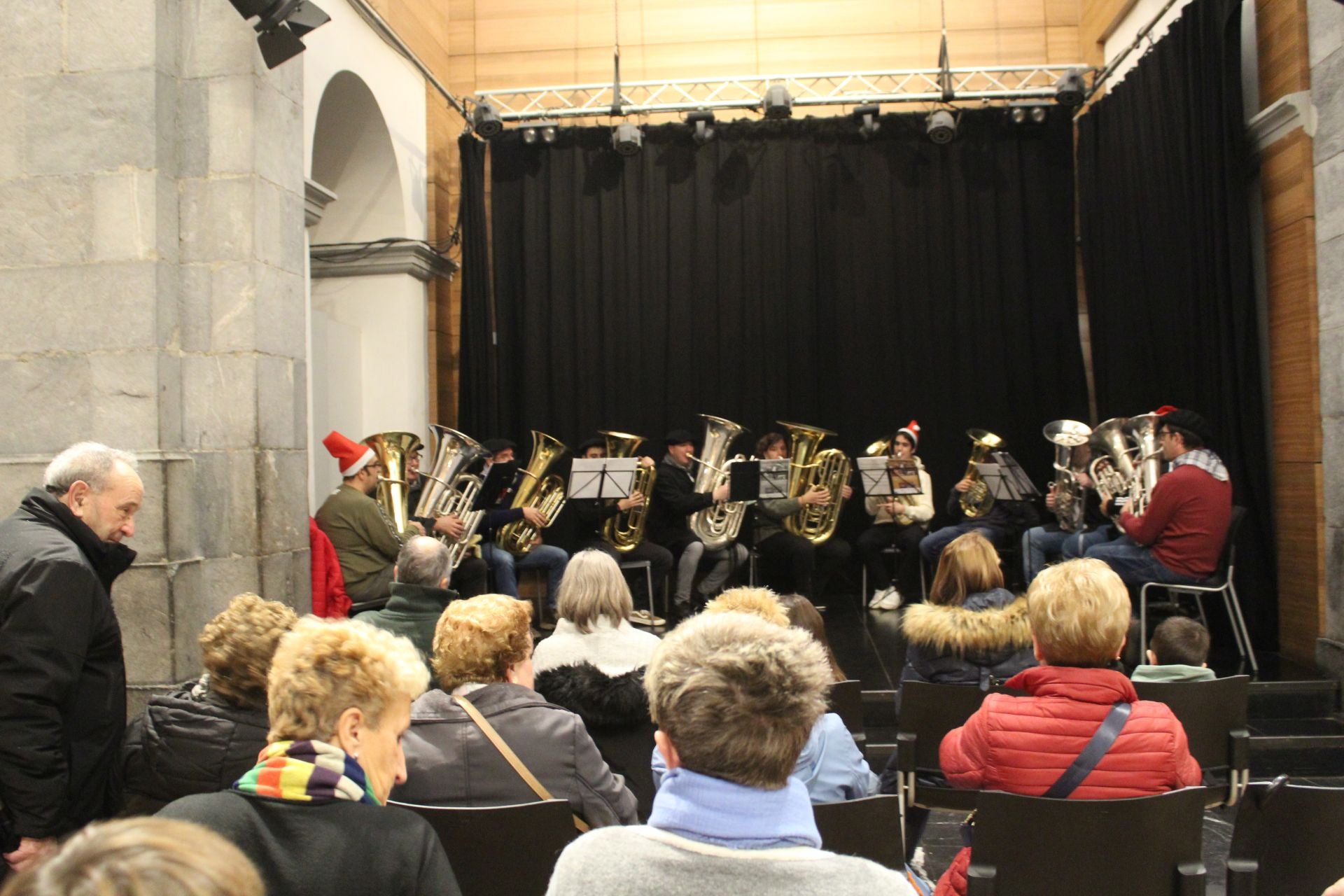 El concierto se celebró en Sangustin kulturunea debido al mal tiempo del pasado domingo.