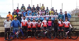 Ciclistas, técnicos, colaboradores, patrocinadores y amigos del club en la concentración de Aiegi