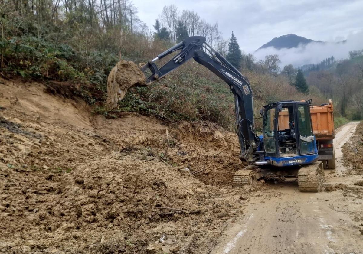 Imagen del camino hacia Aranburualde afectado por el desprendimiento