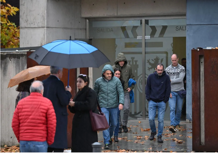 Los cuatro etarras Francisco Javier 'Patxi' Makazaga, Jon Zubiaurre, Imanol Miner Villanueva y Asier García Justo, se cruzan con la periodista Aurora Intxausti en el juicio de este lunes en la Audiencia Nacional.