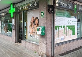 Desfibrilador instalado en la farmacia Óscar Echeveste de Tolosa.