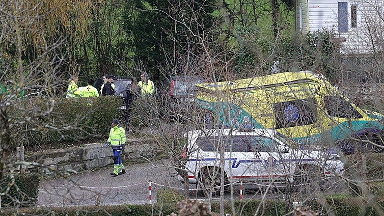 Ertzaintza y sanitarios en el lugar en el que se ha encontrado el cuerpo sin vida del hombre.