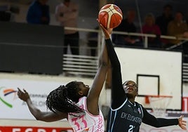 Djaldi Tabdi y Pendande saltan por un balón ene l choque de ida.