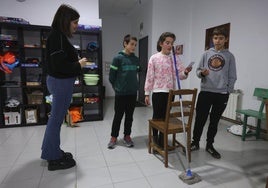 Basagoiti, Zulaika, Alkorta eta Larrañaga Mendaroko kultur gunean 'mikrofono' aurrean aritzen dira kantuan.