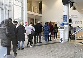 Pacientes hacen cola frente a un mostrador en el ambulatorio Amara Berri de Donostia.