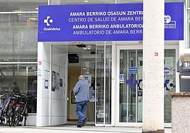 Un hombre entra al ambulatorio de Amara Berri.