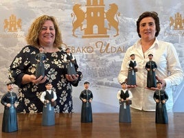 La alcaldesa y la concejala de Cultura de Deba durante la presentación de las réplicas en miniatura de los gigantes locales José Izaga y carlos Monte