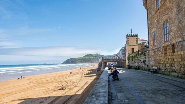 Imagen antes - Zarautz se protegerá contra el cambio climático con un nuevo paseo marítimo más elevado