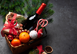 Dos empleados de Inditex enseñan la cesta de Navidad que Amancio Ortega regala a los trabajadores