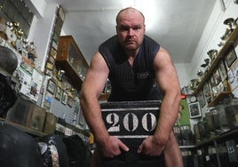 Stepan Tsirkin, durante un entrenamiento con una de las cuatro piedras que levantará en Asteasu.