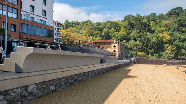 Imagen después - Zarautz se protegerá contra el cambio climático con un nuevo paseo marítimo más elevado