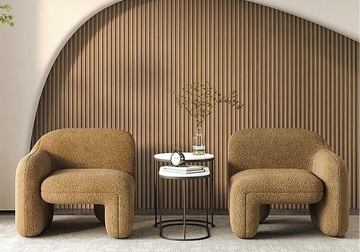 Habitación con mobiliario en color 'Mocha Mousse'.